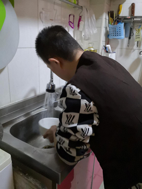 智力Letou主动承担家务劳动